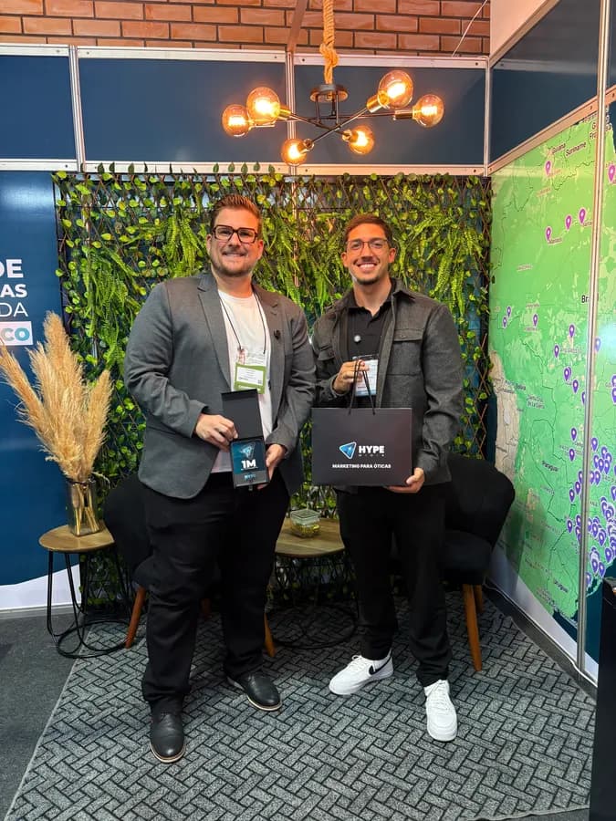 Cliente recebendo a placa de 1 milhão em faturamento e a sacola da Hype Mídia