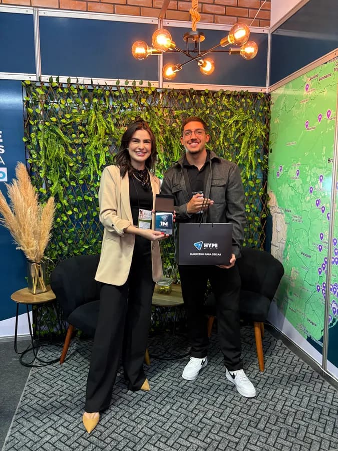 Cliente recebendo a placa de 1 milhão em faturamento das mãos da equipe da Hype Mídia