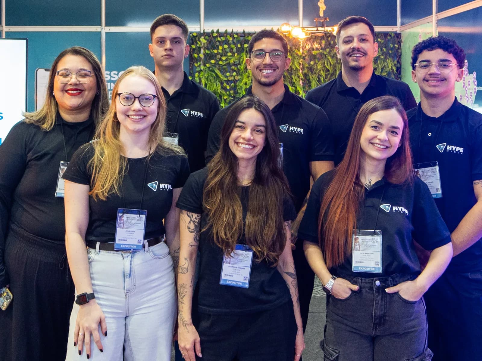 Equipe da Hype Mídia no estande da AJORSUL 2025