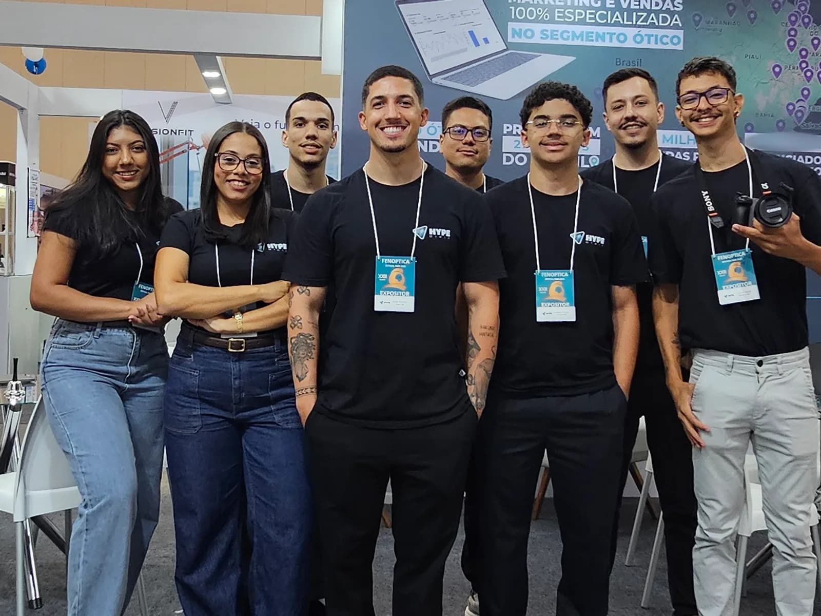Equipe da Hype Mídia no estande da Fenóptica
